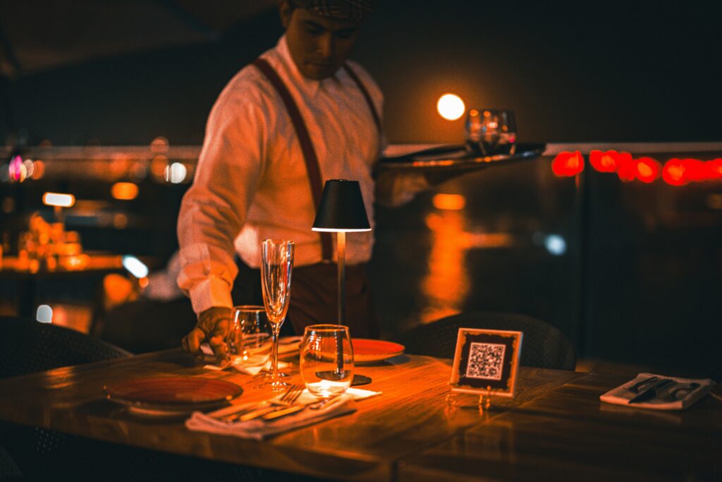 une salle de restaurant chaleureuse